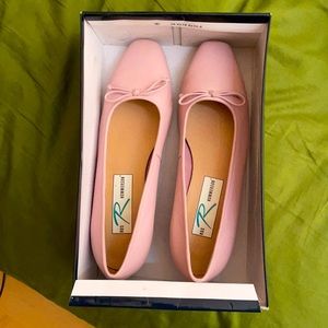 Rod Hommerson pink flats; adorable color/style 😍
